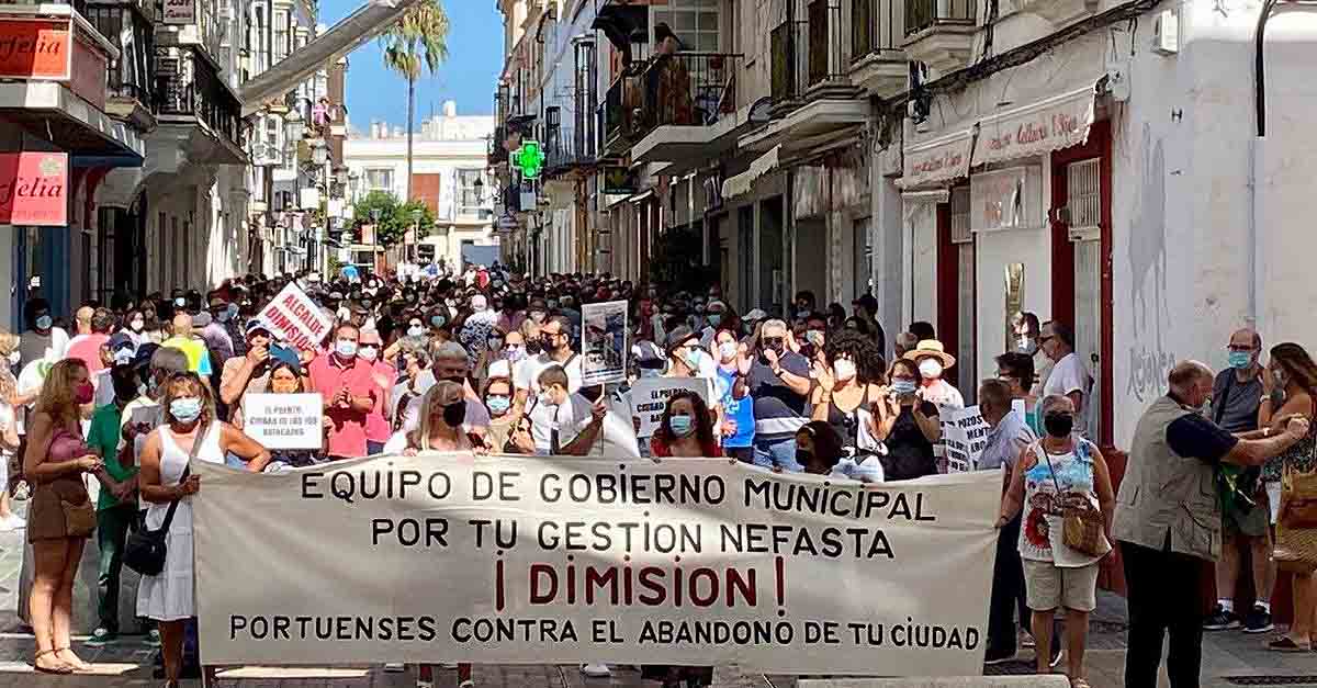 Medio millar de personas se manifiestan en El Puerto en contra de la gestión municipal