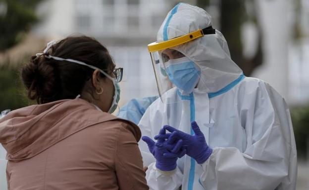 La tasa desciende a 50,1 en un día con cuatro muertos y 351 nuevos contagios