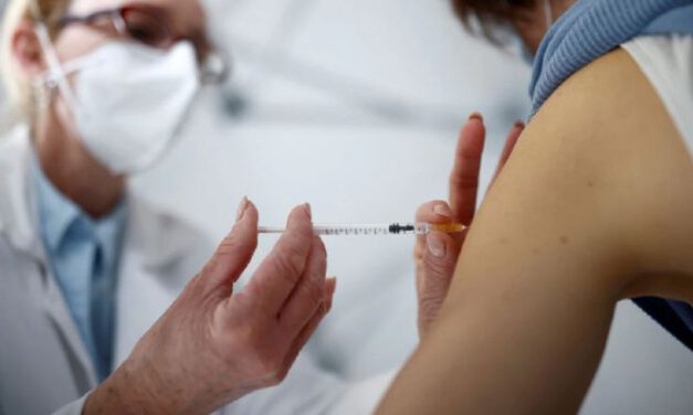 Salud comienza a poner la tercera vacuna a los inmunodeprimidos