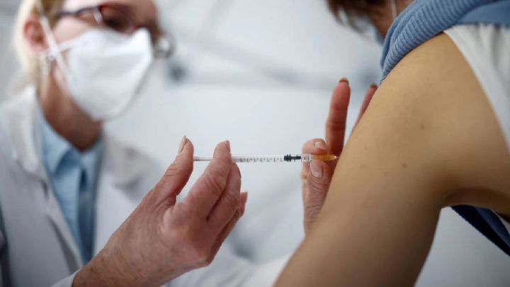Salud comienza a poner la tercera vacuna a los inmunodeprimidos