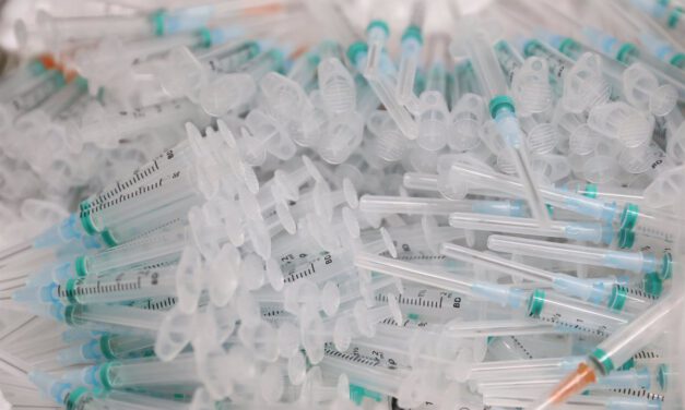 Salud ve "muy probable" una tercera dosis en residencias