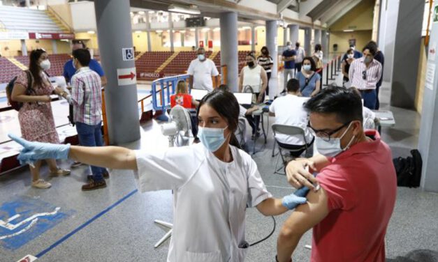 Andalucía confirma la bajada de casos y de la incidencia tras 15 muertes