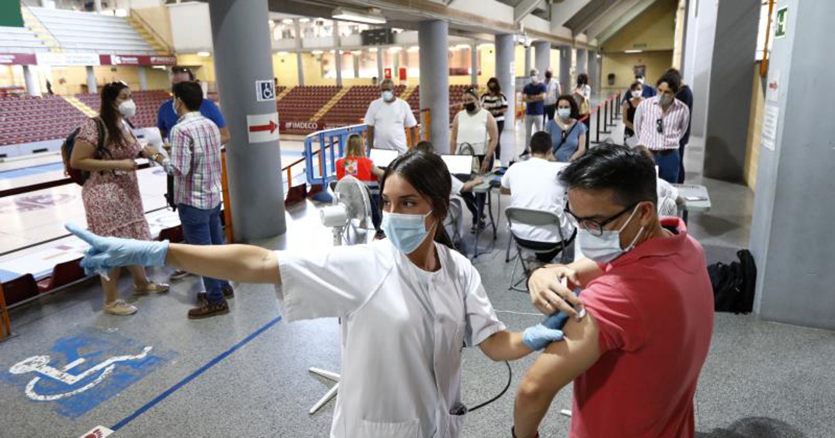 Andalucía confirma la bajada de casos y de la incidencia tras 15 muertes