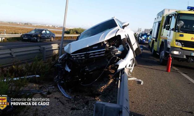 Aparatoso accidente en la A-4 con un camión y dos turismos implicados