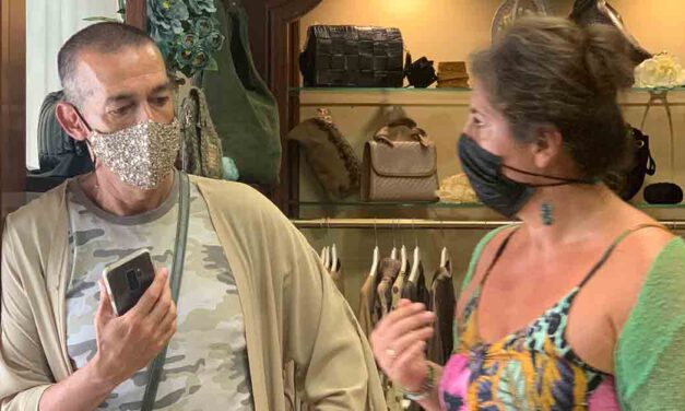 Los escaparates de los comercios del centro se convierten en una exposición de la Patrona