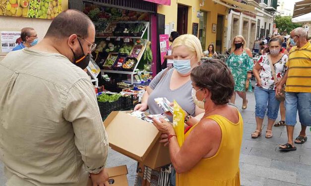 El Ayuntamiento reparte medio millar de mascarillas en una campaña por un ciudad libre de Covid