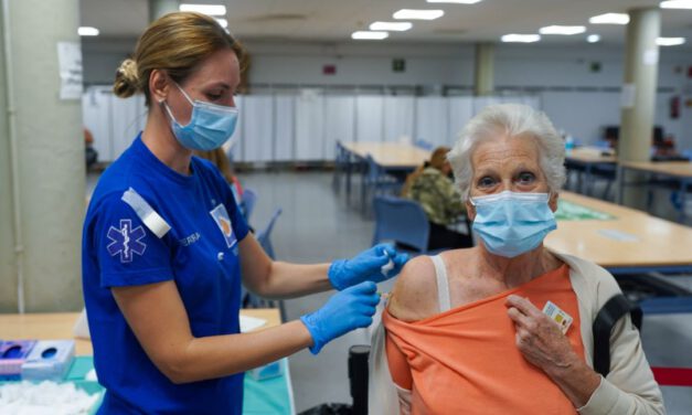 Los mayores de 70 estrenan los dos pinchazos contra la gripe y la covid