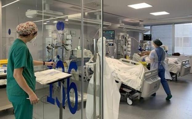 Andalucía suma dos hospitalizados hasta 287 y baja un ingreso en UCI hasta 84