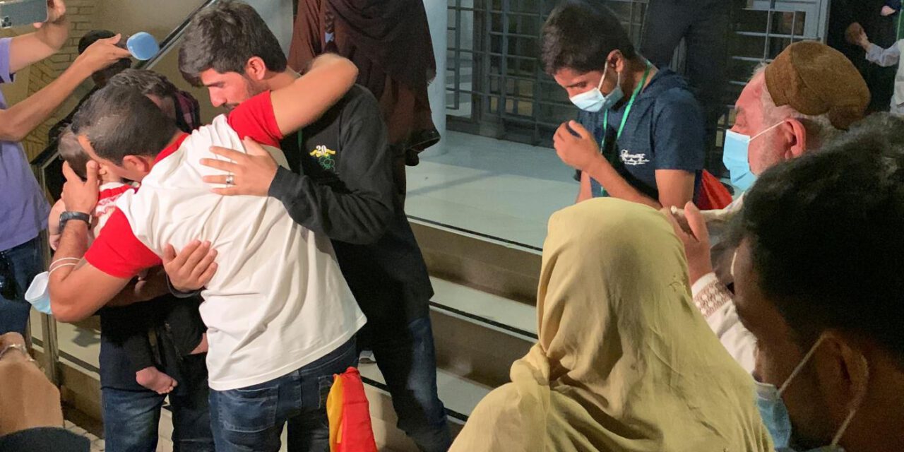 La familia del traductor afgano es acogida en el centro de refugiados de Sevilla