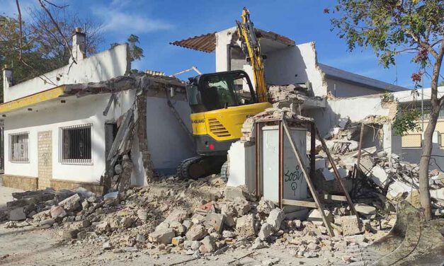 Comienza el derribo del quiosco abandonado de la Calle Aurora