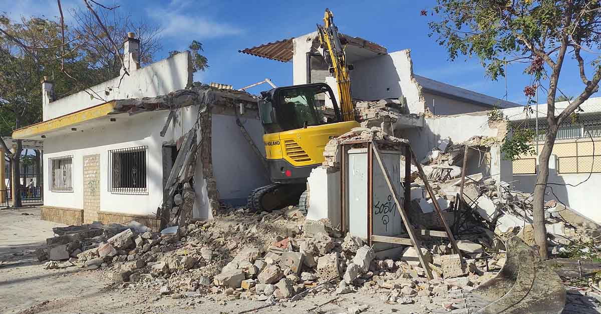 Comienza el derribo del quiosco abandonado de la Calle Aurora