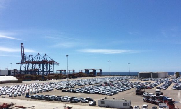 Encuentran a una persona fallecida en una furgoneta incendiada en el puerto de Málaga