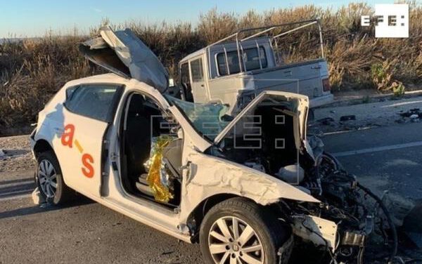 Un fallecido y varios heridos en un choque entre un autobús y dos turismos en Jerez