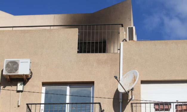 La Policía descarta una cuarta persona en la casa incendiada de Almería