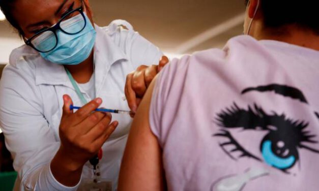 ¿Es más agresiva la ómicrón? ¿Sirven las vacunas? Diez preguntas esenciales