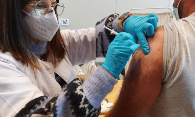 ECDC: Pide dosis de refuerzo ya a mayores de 40 años, ancianos y personas vulnerables