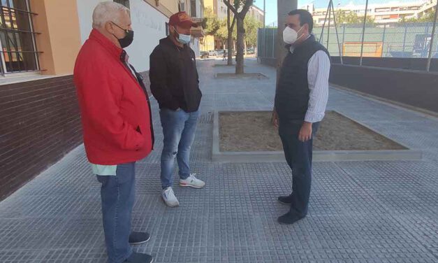 Finaliza la colocación de un acerado más resistente y accesible en la calle Manuel Flores Armario, en Malacara