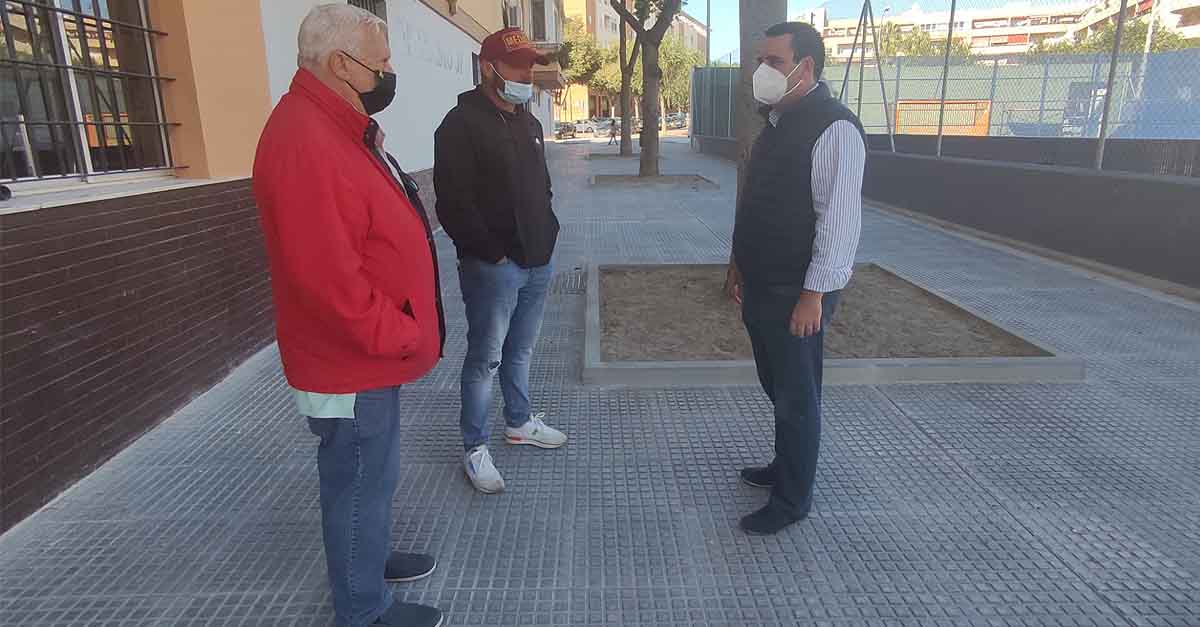 Finaliza la colocación de un acerado más resistente y accesible en la calle Manuel Flores Armario, en Malacara