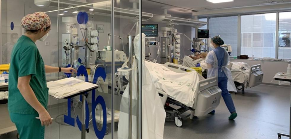 Andalucía baja cinco hospitalizados hasta 169 y los pacientes en UCI disminuyen