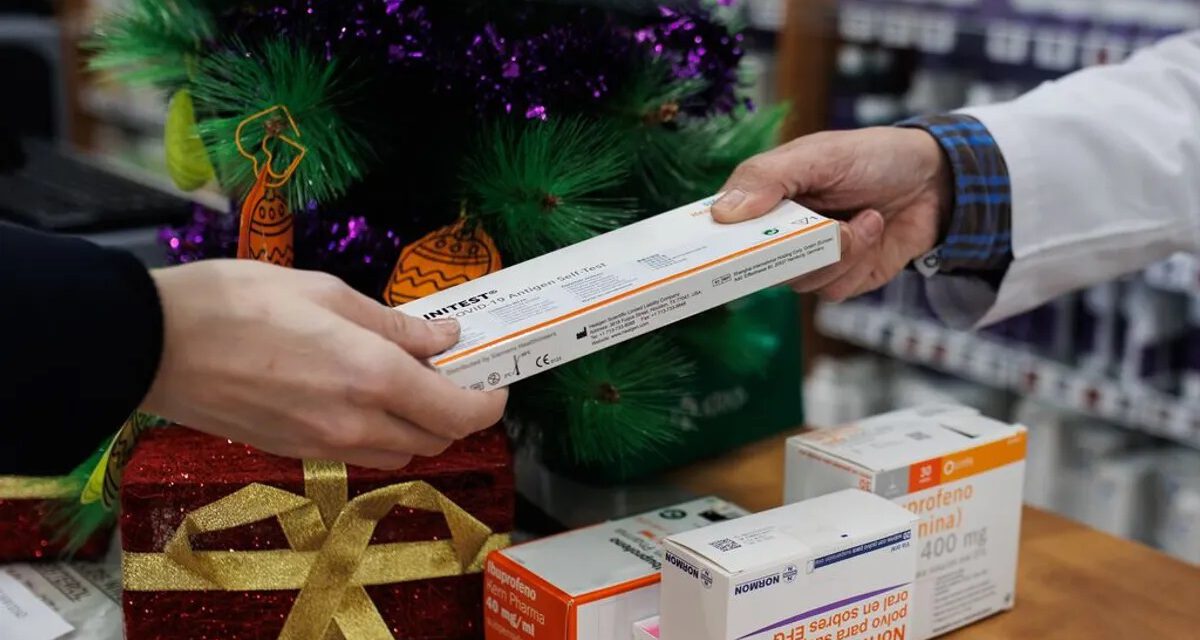 Farmacias afirman que el precio de los test de antígenos viene "doblado en origen"