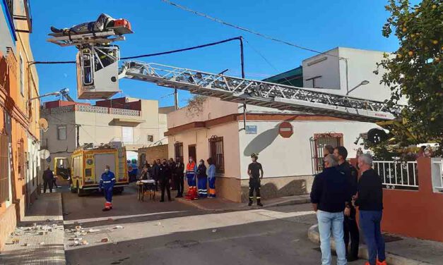 Bomberos rescatan a una persona tras caerse desde una escalera sufriendo importantes traumatismos