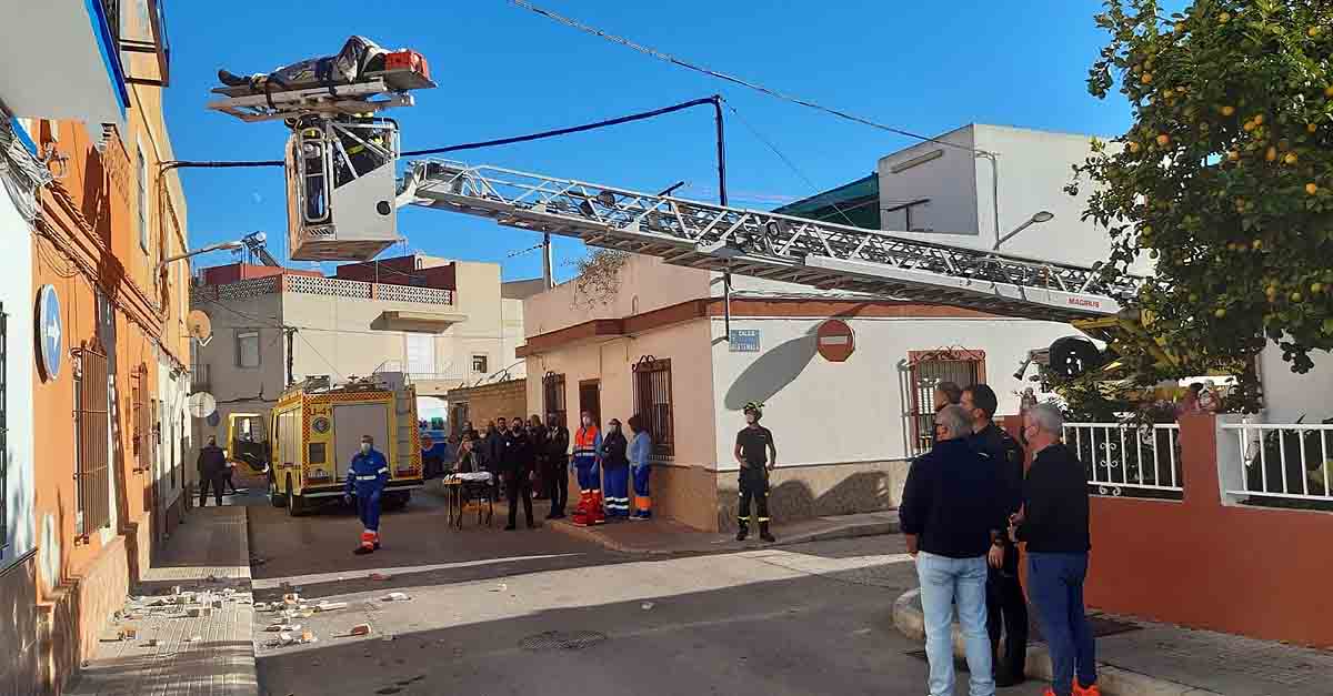 Bomberos rescatan a una persona tras caerse desde una escalera sufriendo importantes traumatismos