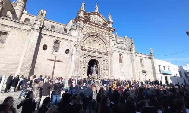 La Virgen de los Milagros bendice El Puerto en su salida extraordinaria portando la Medalla de Oro de la ciudad