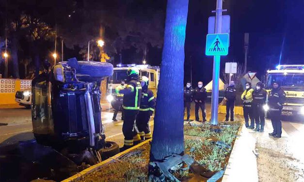 Un coche vuelca tras chocar contra la mediana en la avenida de la Paz, en Valdelagrana