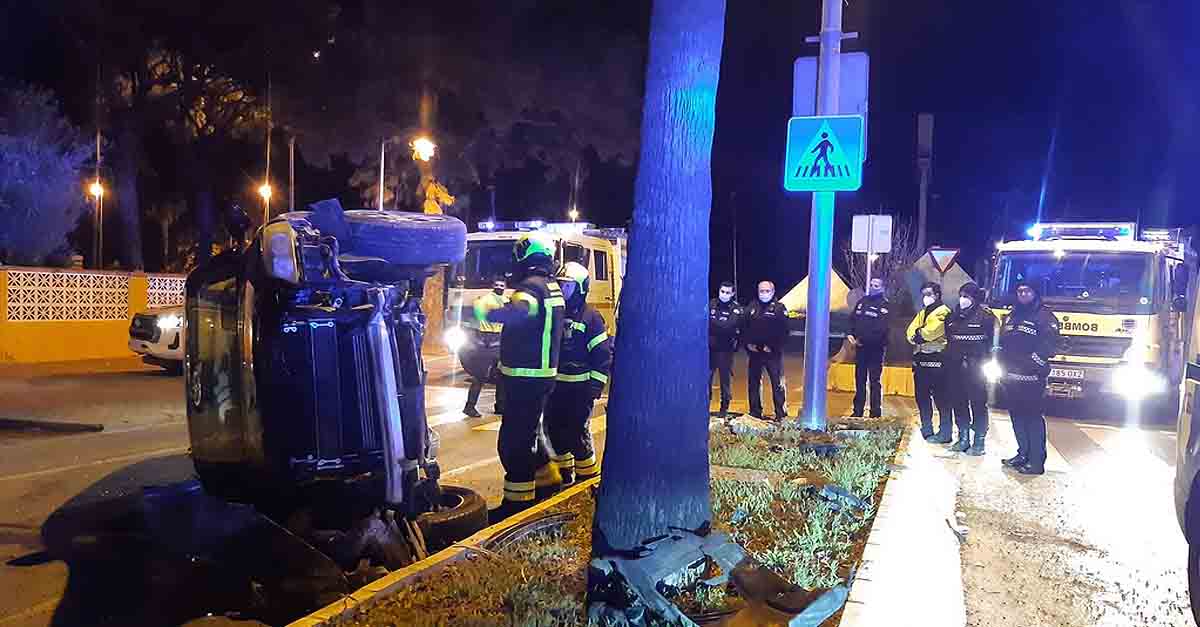 Un coche vuelca tras chocar contra la mediana en la avenida de la Paz, en Valdelagrana