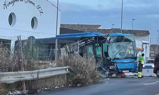 Aparatoso accidente entre un autobús urbano y un turismo en Pozos Dulces