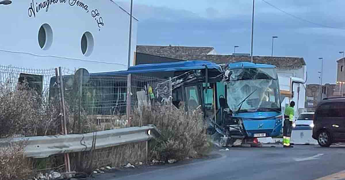 Aparatoso accidente entre un autobús urbano y un turismo en Pozos Dulces