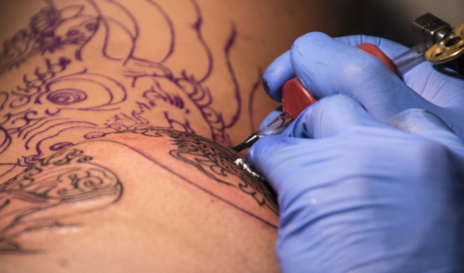 La Junta publica una guía para el autocontrol de tatuajes, micropigmentación y piercings