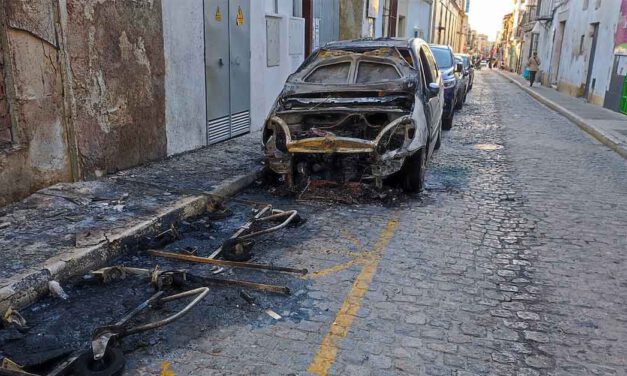 Importantes daños materiales en un vehículo tras otra nueva quema de contenedores