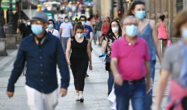 El Gobierno elimina las mascarillas en la calle, pero Andalucía quiere que se recomiende