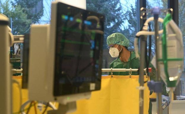 Andalucía registra 52 muertes, 5.472 casos y su tasa "sigue una clara tendencia a la baja" con 850 puntos