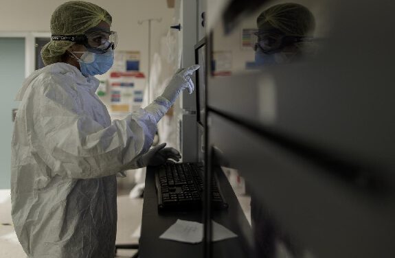 Casi 450.000 contagios y un millar de muertos en la sexta ola en Andalucía