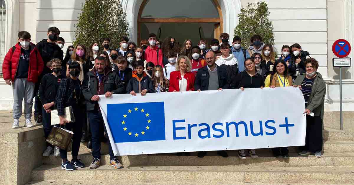 El Ayuntamiento de El Puerto recibe a un grupo de alumnos de Italia del Programa Erasmus+