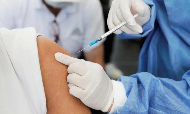 ¿Tienen que ponerse una nueva dosis de refuerzo los mayores de 70 años?