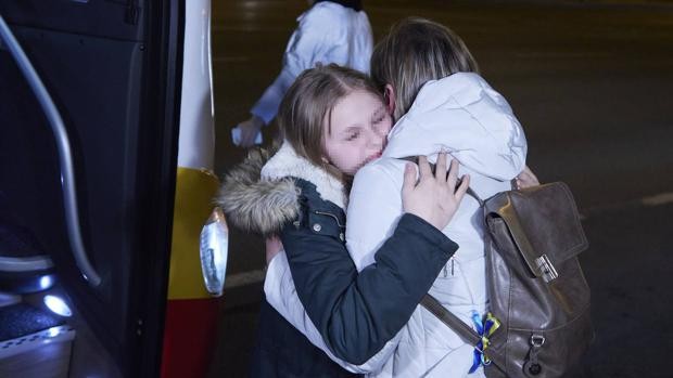 Cerca de 30 refugiados ucranianos llegan a Sevilla y Huelva tras cinco días de viaje