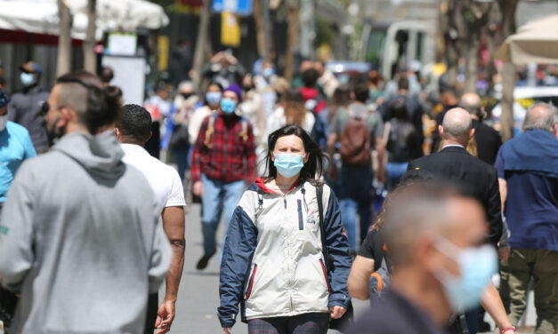 Junta de Andalucía: "No es el momento" de eliminar la mascarilla en interiores