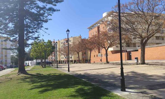 Renovadas las farolas de la plaza Tina Aguinaco en Malacara