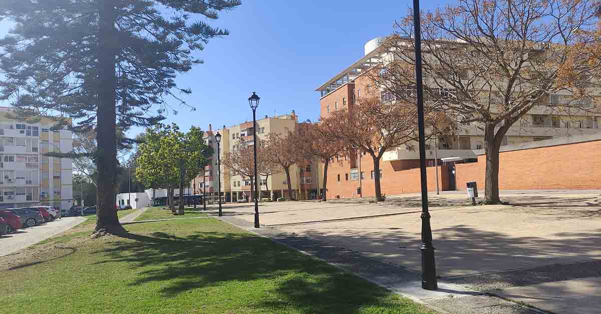 Renovadas las farolas de la plaza Tina Aguinaco en Malacara