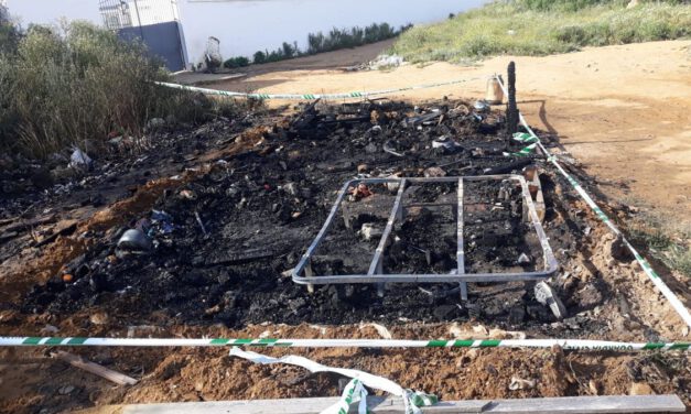 Muere una persona en el incendio de una chabola junto al cementerio de Lepe