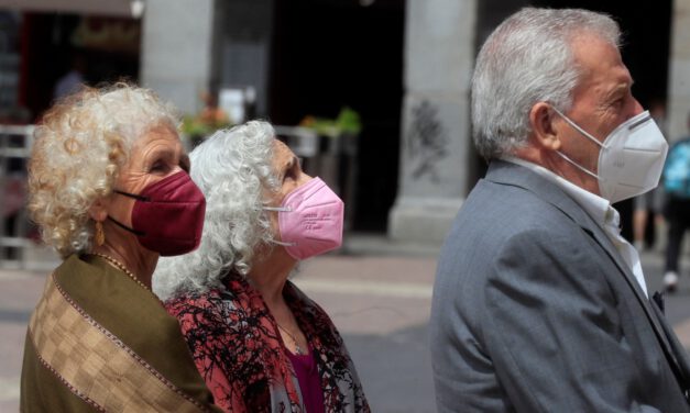 El fin de las mascarillas en exteriores el miércoles llega con condiciones del Gobierno