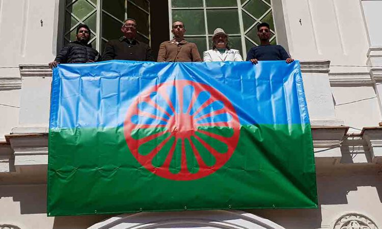 La bandera romaní ondea en el balcón del Ayuntamiento con motivo del Día Internacional del Pueblo Gitano
