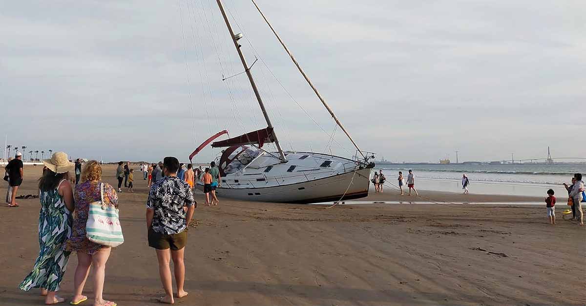 Encalla un velero en la playa de Valdelagrana de El Puerto