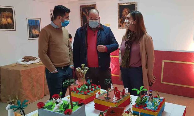 El CEIP Cristóbal Colón muestra una atractiva exposición sobre la Semana Santa realizada por los alumnos