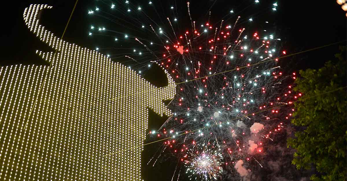 El Toro de Osborne más grande del mundo vuelve a dar la Bienvenida a la Feria de El Puerto