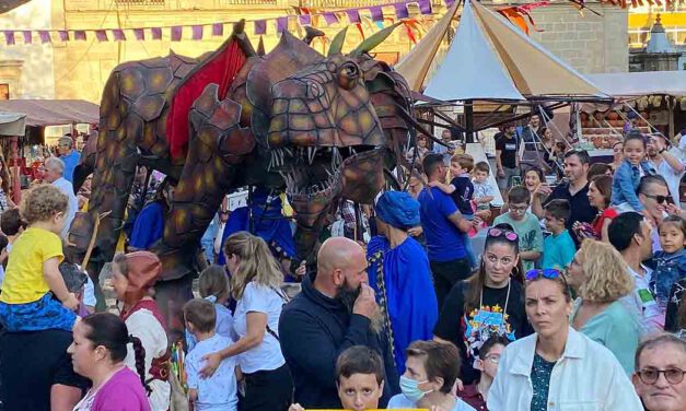 El centro de El Puerto se llena de portuenses y visitantes para disfrutar del Mercado Medieval