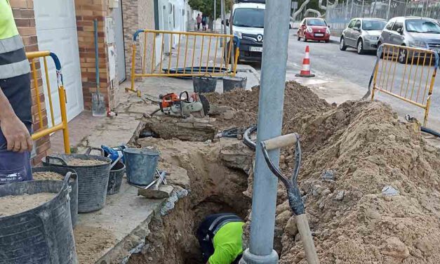 Una avería de una tubería en la avenida de Cádiz provoca el corte de agua en la zona